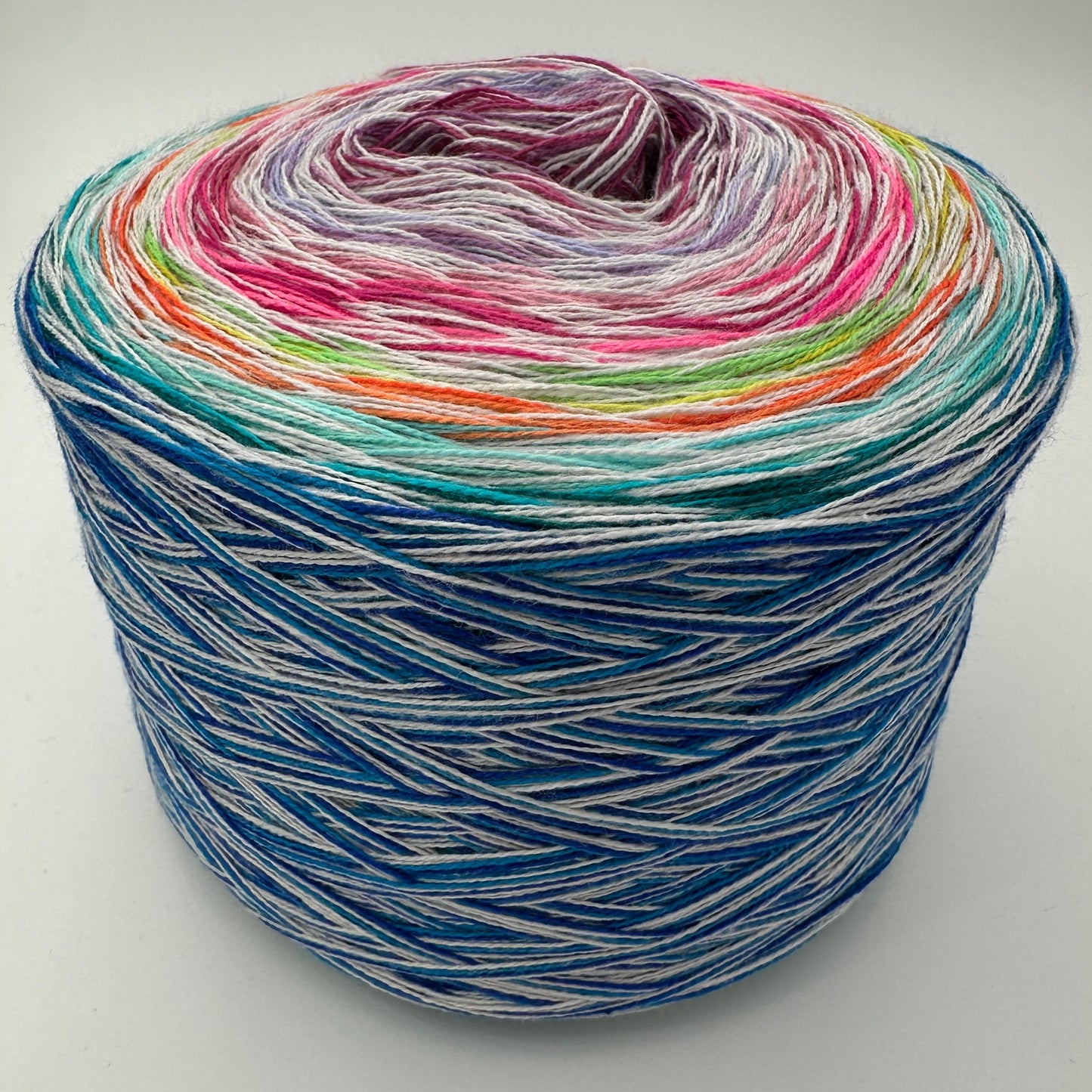 Sehr bunter Farbverlauf Bobbel mit Rot, Lila, Grün, Orange, Türkis und Blau alles durchsetzt von hellem Grau