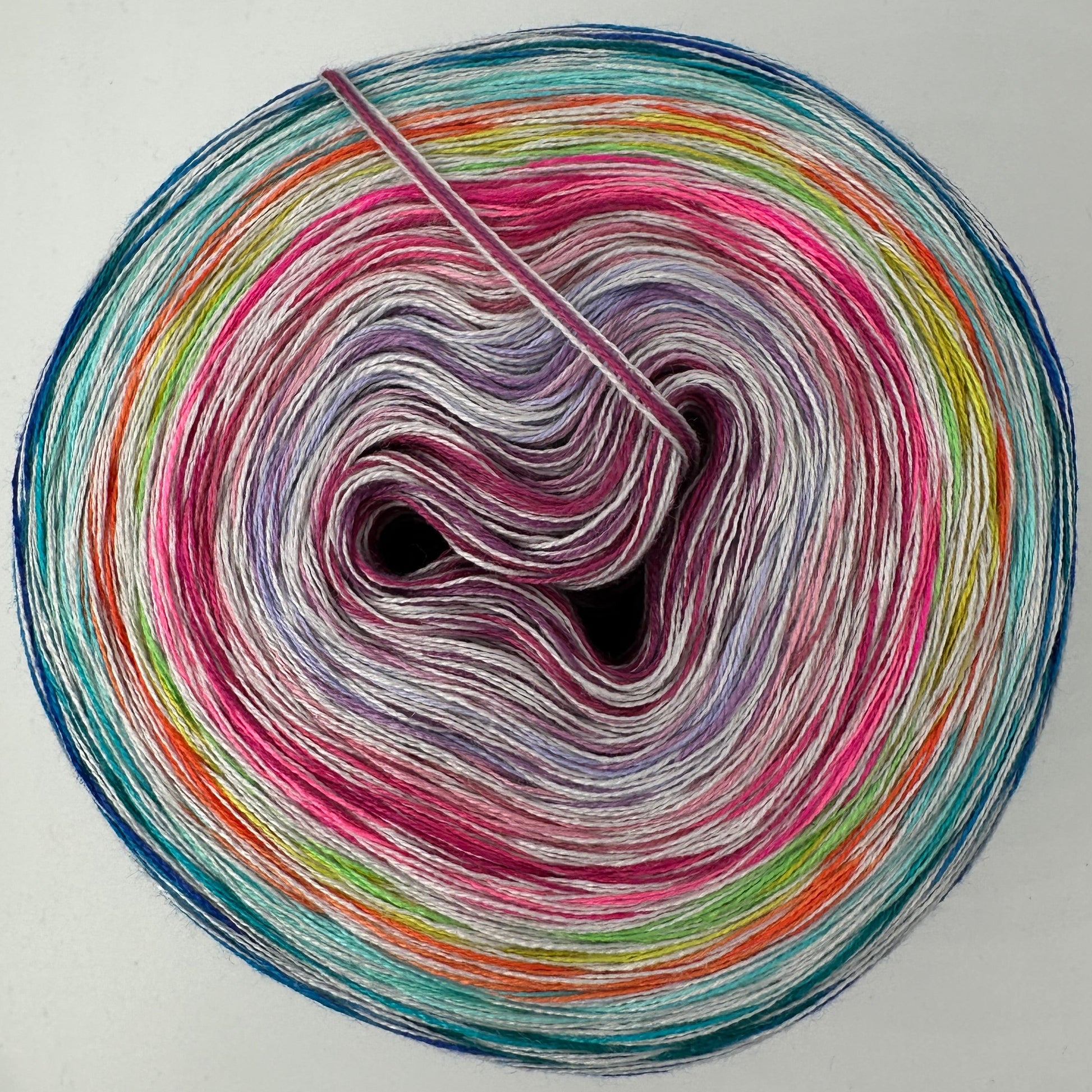 Sehr bunter Farbverlauf Bobbel mit Rot, Lila, Grün, Orange, Türkis und Blau alles durchsetzt von hellem Grau