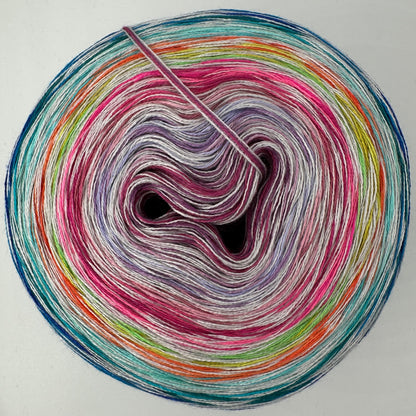 Sehr bunter Farbverlauf Bobbel mit Rot, Lila, Grün, Orange, Türkis und Blau alles durchsetzt von hellem Grau