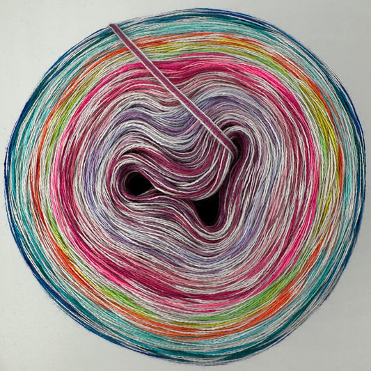 Sehr bunter Farbverlauf Bobbel mit Rot, Lila, Grün, Orange, Türkis und Blau alles durchsetzt von hellem Grau