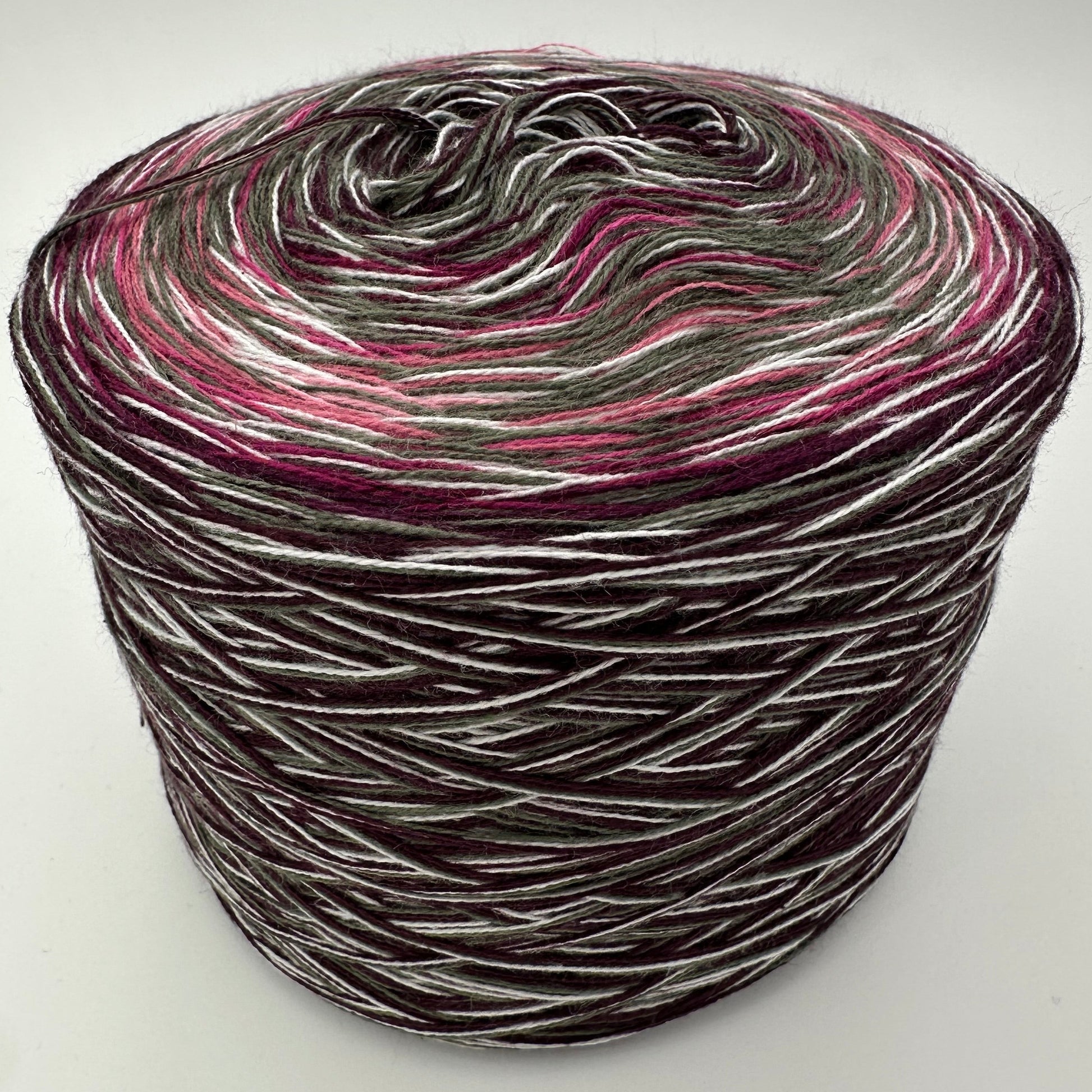 Farbverlauf Bobbel, immer von weis durchlaufen von innen nach aussen dunkellila, grauton, dunkles Rot, Pink und wieder zurück