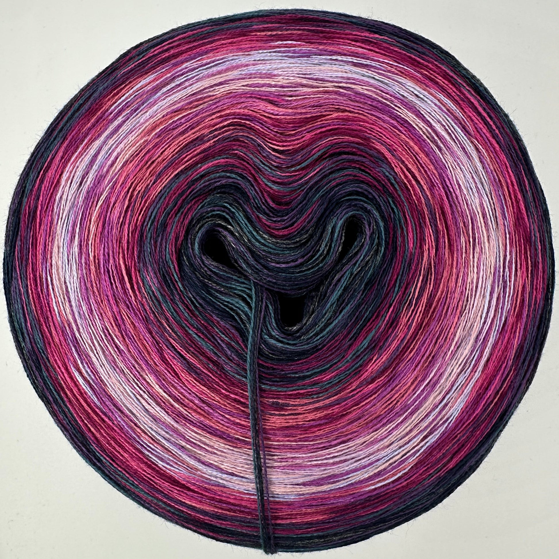 Farbverlauf Bobbel von innen nach aussen Türkis, Anthrazit und Lila über pink zu Grau und wieder zurück