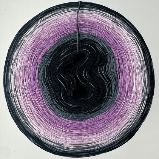 Farbverlauf Bobbel ovn innen nach aussen schwarz, grau, lilatöne, weis und nochmal grau und schwarz