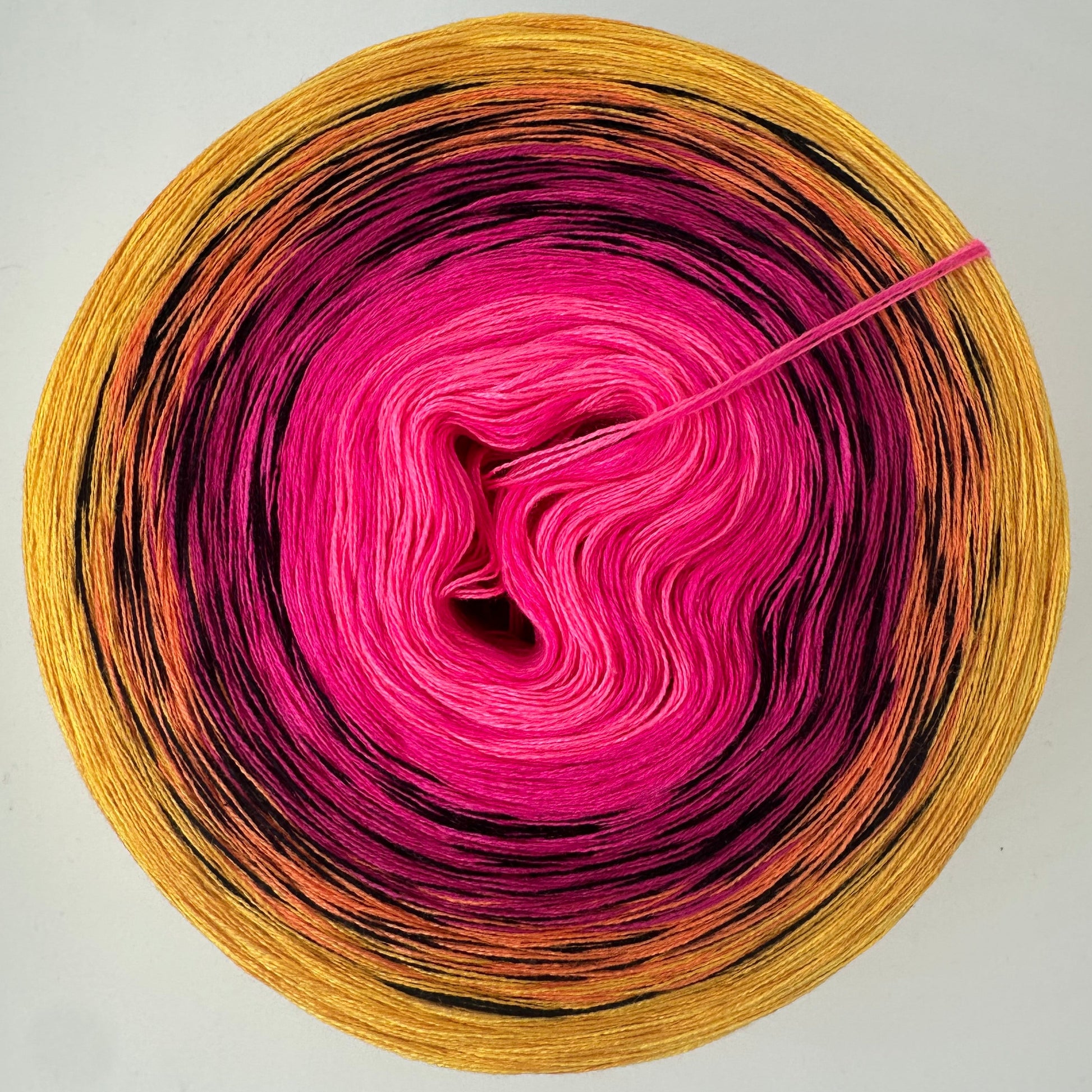 Farbverlauf Bobbel von innen nach aussen Pink, Dunkelpink, Schwarz, Orange und Curry