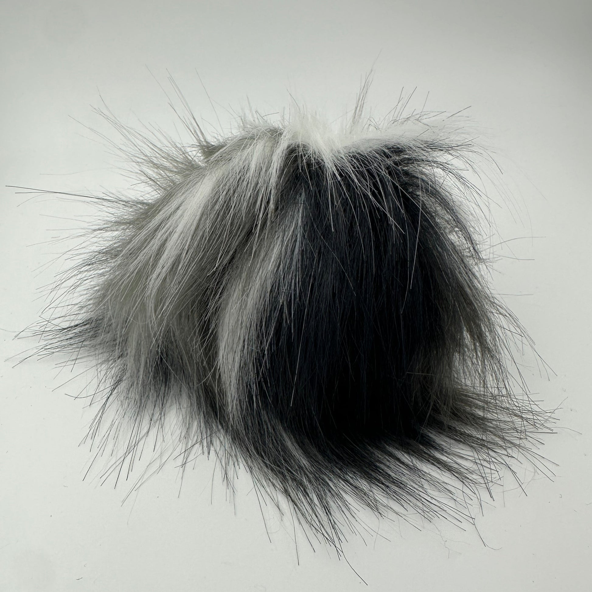 Bommel / Pompon in Schwarz, weis und grautönen