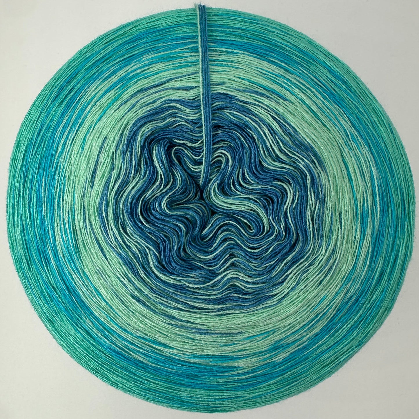 Modaler Farbverlauf von innen nach aussen Dunkelblau, Grün, BLau und Dunkelgrün