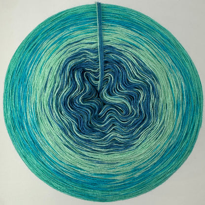 Modaler Farbverlauf von innen nach aussen Dunkelblau, Grün, BLau und Dunkelgrün